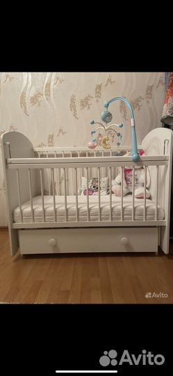 Детская кроватка с маятником и ящиком