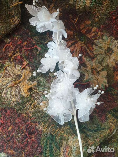 Искусственные цветы на вставке