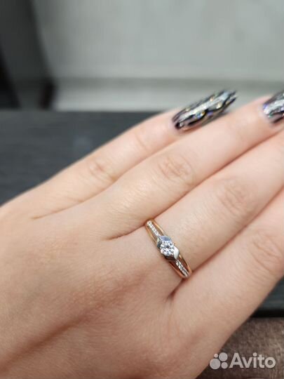 Золотое кольцо женское 18 размер 1,23 г