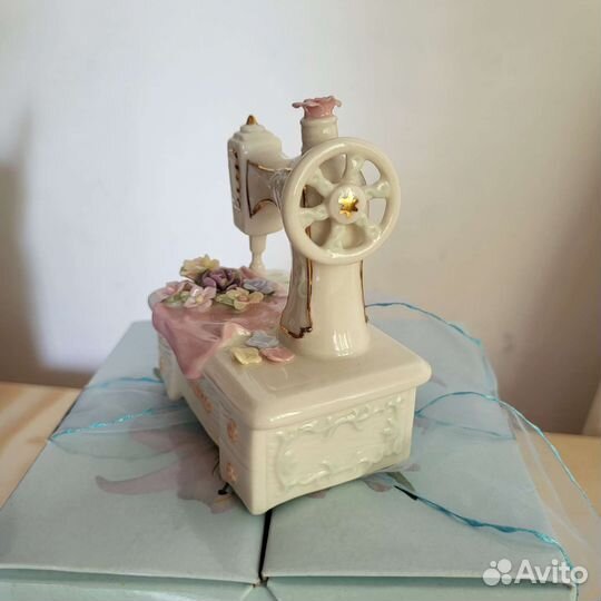 Фарфоровые статуэтки Швейная машинка италия Pavone