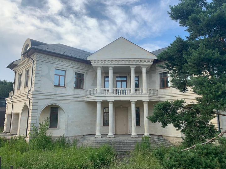 Дом 1277 м² на участке 22,5 сот.