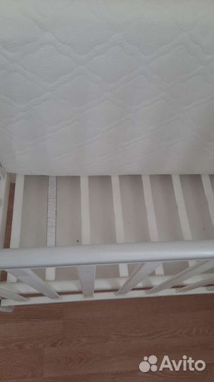 Детская кроватка с маятником