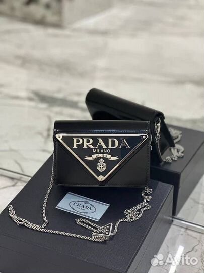 Сумка на цепочке Prada лаковая кожа чёрная