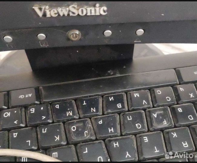 Монитор и два клавиатуры