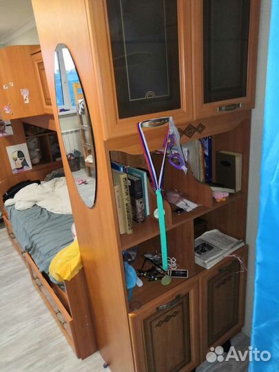 Двухъярусная кровать, стол, шкаф и комод