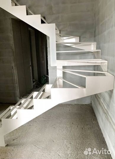 Лестница для коттеджа на заказ