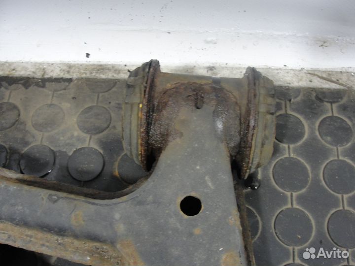 Рычаг передний правый нижний Mercedes W208