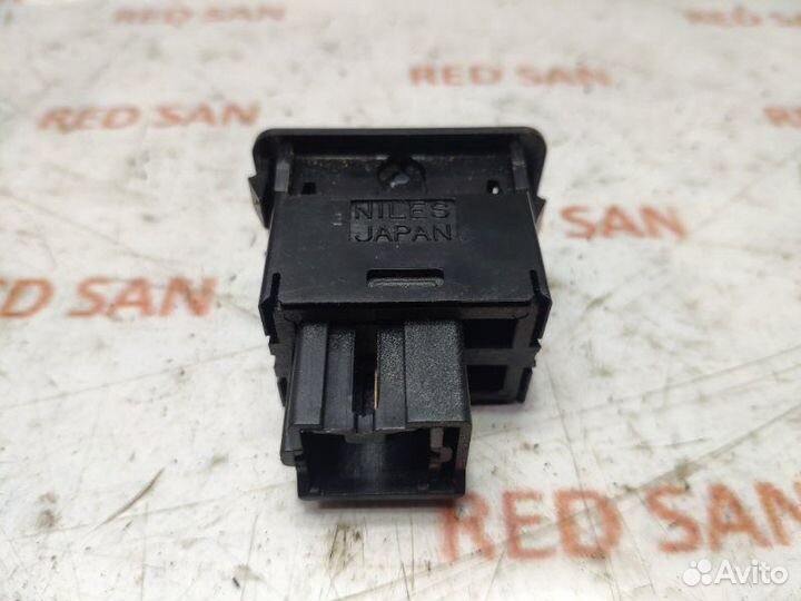 Кнопка поднятия антенны Mitsubishi Pajero Sport