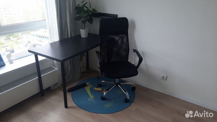 Стул офисный hoff и стол IKEA черного цвета