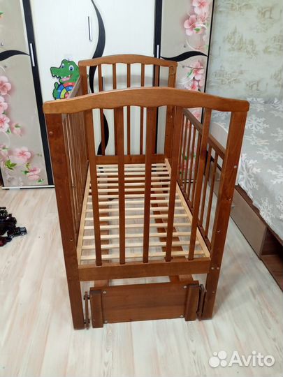 Детская кроватка с маятником