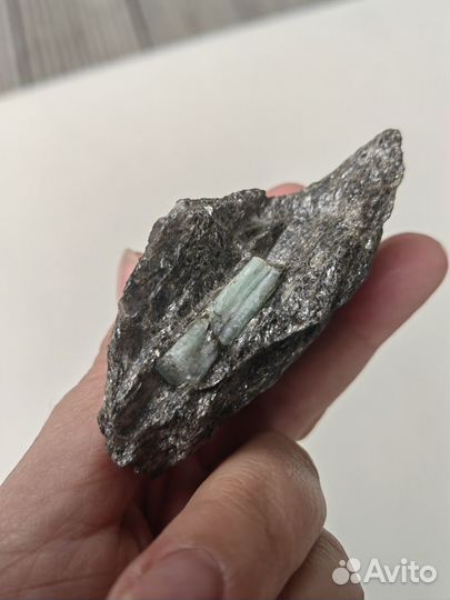 Минерал аквамарин на слюдите