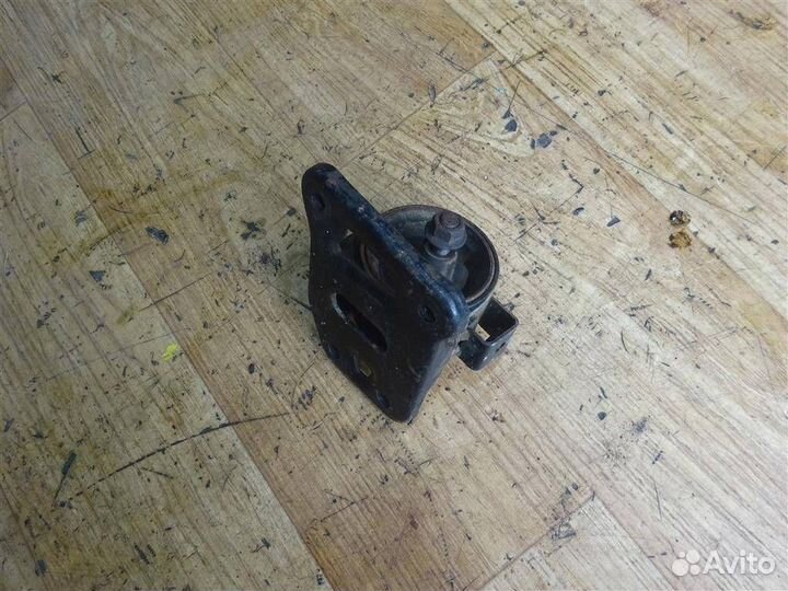 Опора двигателя правая Mitsubishi Chariot II 1991