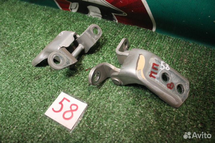 Петля двери пара передняя правая Toyota Avensis