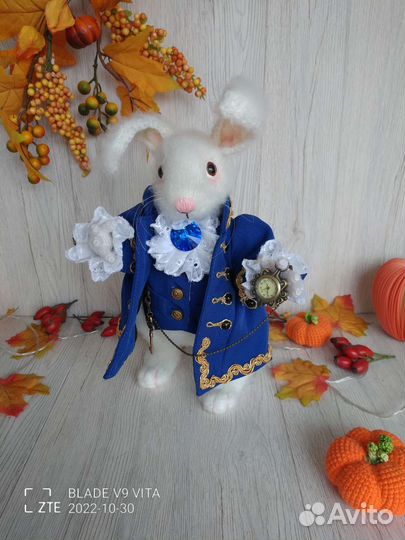 Игрушка. Белый кролик