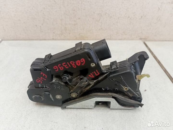 Замок двери передней левой