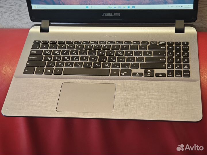 Ноутбук Asus R507UF