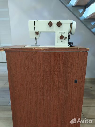 Швейная машинка Чайка 143