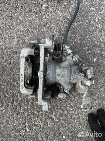 Суппорт задний правый Mitsubishi Outlander III GF