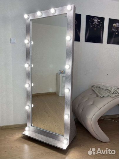 Гримерное зеркало с лампочками на колесиках