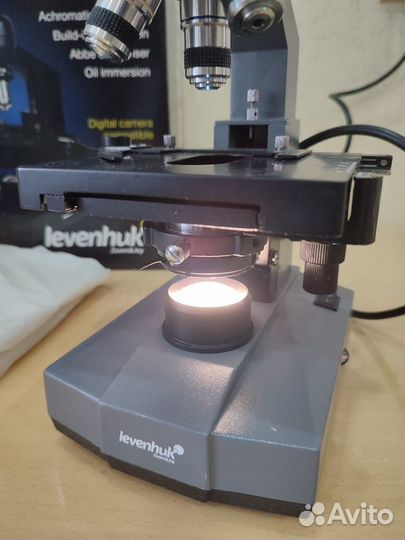 Микроскоп Levenhuk 320