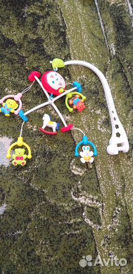 Развивающий коврик и другие игрушки для малышей