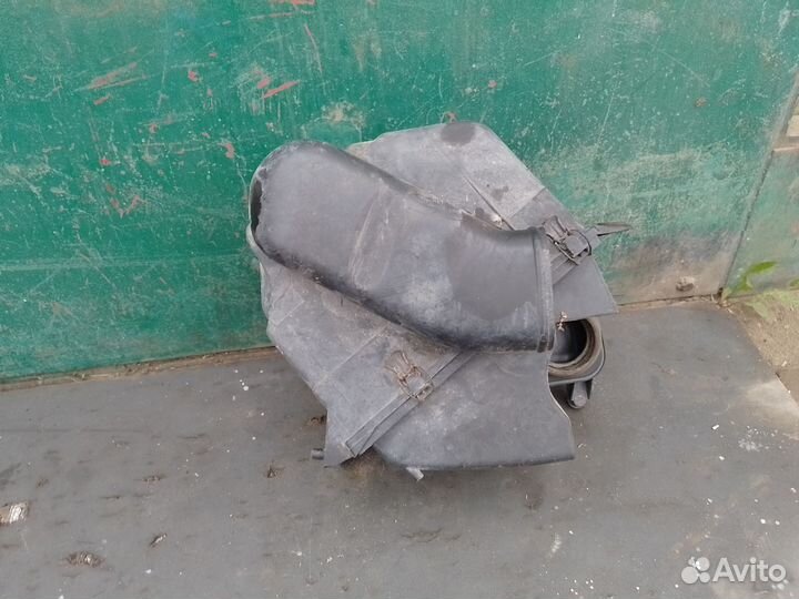 Корпус воздушного фильтра Audi A6 C4 2.5 TDI AAT