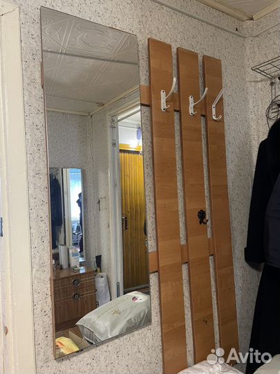 Вешалка с зеркалом