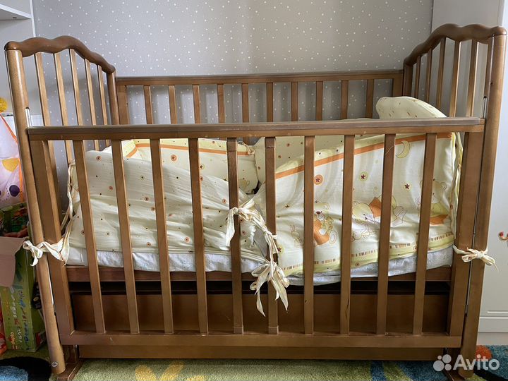 Детская кроватка с маятником и ящиком + матрас