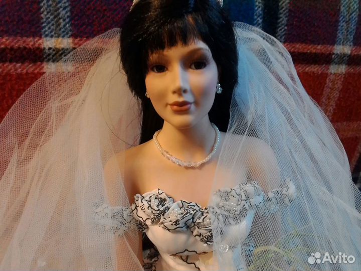 Кукла коллекционная фарфоровая