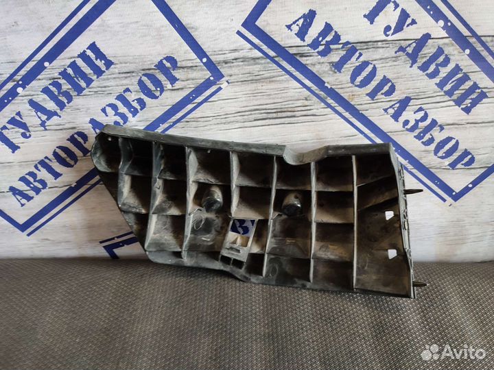 Кронштейн бампера верхний правый Infiniti Qx56\80