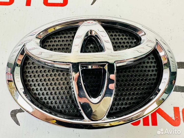 Эмблема в решетку Toyota Land Cruiser 200 H0689