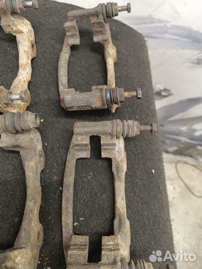 Скоба суппорта переднего Volkswagen Passat в3