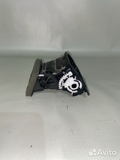 Volkswagen Polo 09- Дефлектор воздушный правый 429