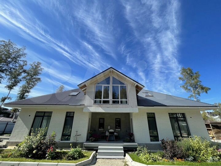 Коттедж 308 м² на участке 10 сот.