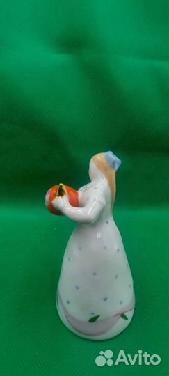 Статуэтка Девушка с чайником фарфор Дулево