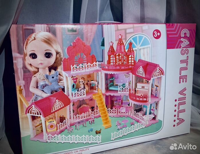 Кукольный домик с мебелью и куклами
