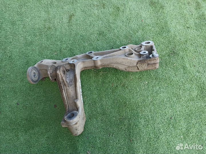 Кронштейн передний правый Volkswagen Jetta седан