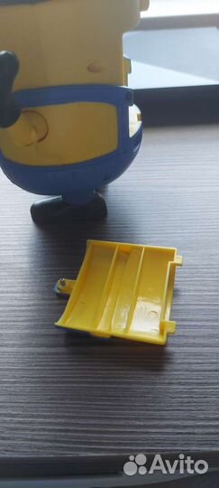 Миньон игрушка (двигается и поет)