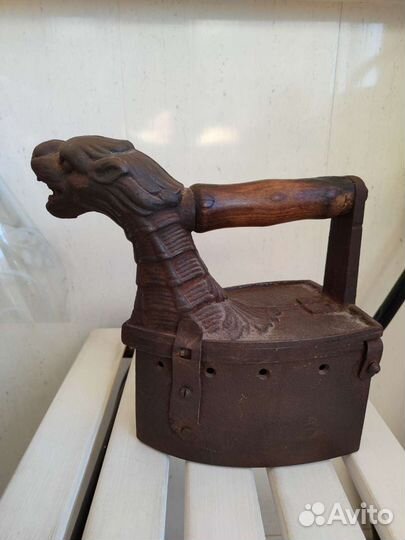 Утюг старинный,форма дракон (19век)