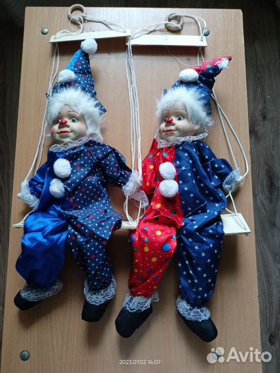 Клоун на качелях