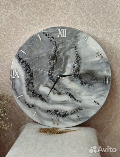 Часы настенные с полудрагоценными камнями
