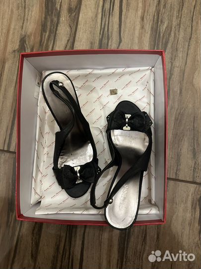 Босоножки guess