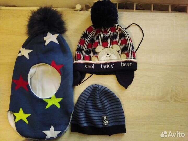 Продам зимний новый шлем и демиссезонные шапки 50