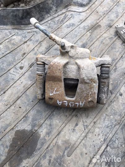 Суппорт передний правый fiat albea