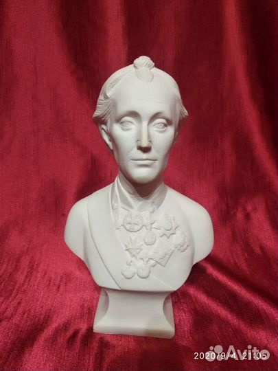 Продаю бюст Суворова
