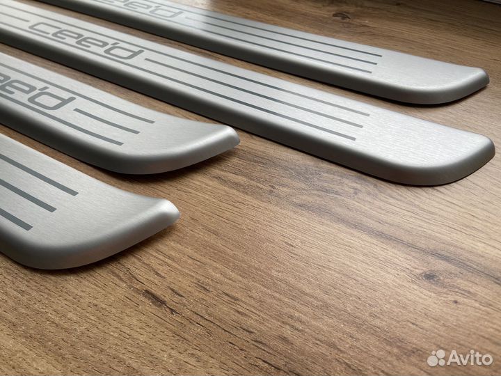 Оригинальные накладки на пороги Kia Ceed 1