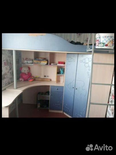 Детская кровать чердак со столом и шкафом