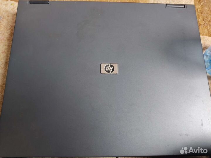 Старый сломанный ноутбук без батареи и дисковода