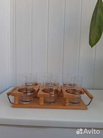 Стаканы на деревянном подносе