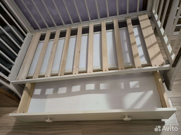 Детская кроватка с маятником и ящиком